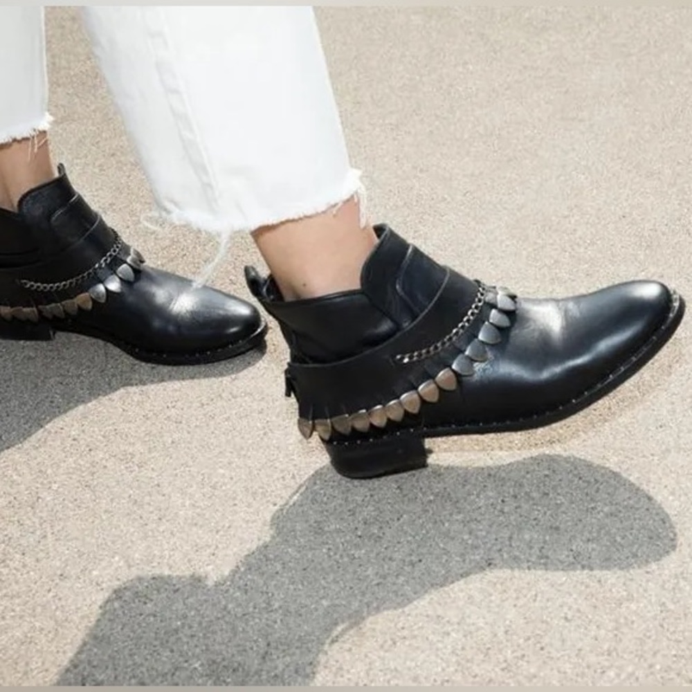Freda Salvador STAR Jodhpur Ankle Boot
8.5 / Black Calf